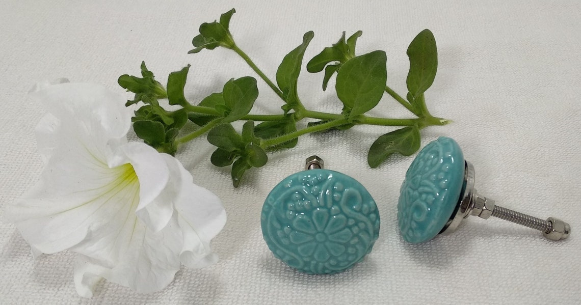 Turquesa Vintage cerámica perillas de la puerta pintadas a | Etsy