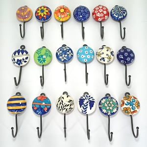 Ganchos de pared de cerámica pintados a mano: perchas coloridas y decorativas