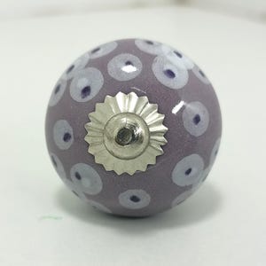 Rustieke muurhaak – paarse keramische knoppen – decoratie hal boerderij – tassen- en jashaken afbeelding 16