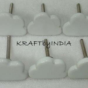 Peut inclure: Dix boutons de porte en c&eacute;ramique blanche en forme de nuage avec des vis argent&eacute;es.