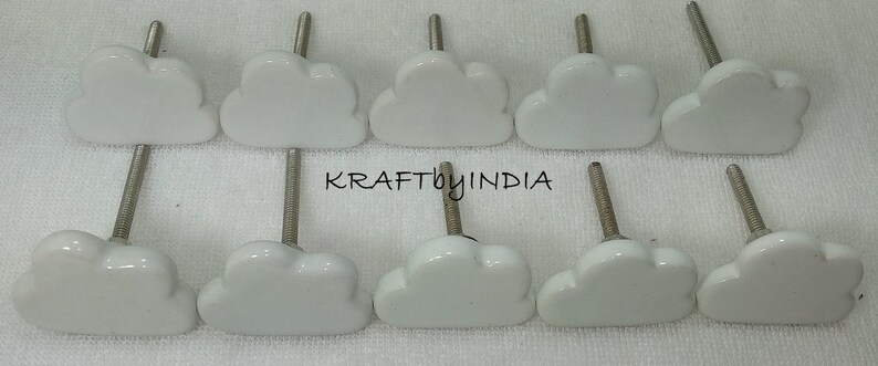 Peut inclure: Dix boutons de porte en c&eacute;ramique blanche en forme de nuage avec des vis argent&eacute;es.