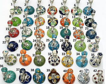 手描きのセラミック製壁掛けフック、金属アクセント