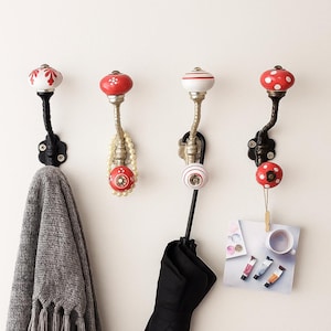 Ganchos decorativos de pared con tiradores de cerámica rojos. Perchas rústicas de estilo shabby chic para bolsos y ropa.