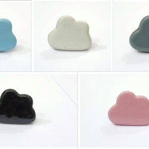 Puede incluir: Cinco tiradores de caj&oacute;n en forma de nube de cer&aacute;mica en diferentes colores: azul claro, blanco, gris, negro y rosa.