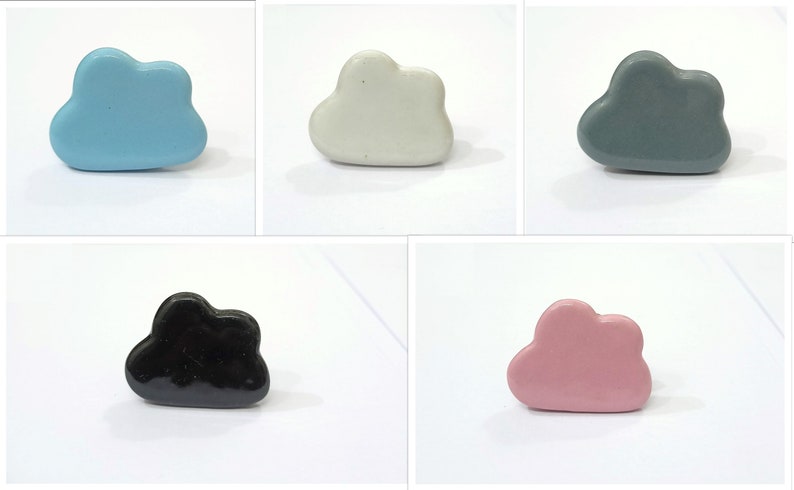 Puede incluir: Cinco tiradores de caj&oacute;n en forma de nube de cer&aacute;mica en diferentes colores: azul claro, blanco, gris, negro y rosa.