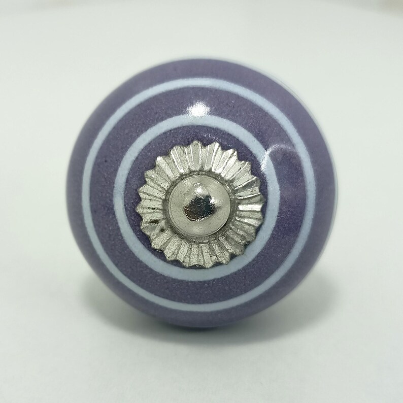 Rustieke muurhaak – paarse keramische knoppen – decoratie hal boerderij – tassen- en jashaken afbeelding 7