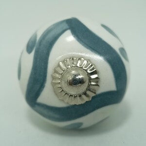 Handbemalte Keramik Knäufe, Graues Blumenmuster, Vintage Stil Bild 11