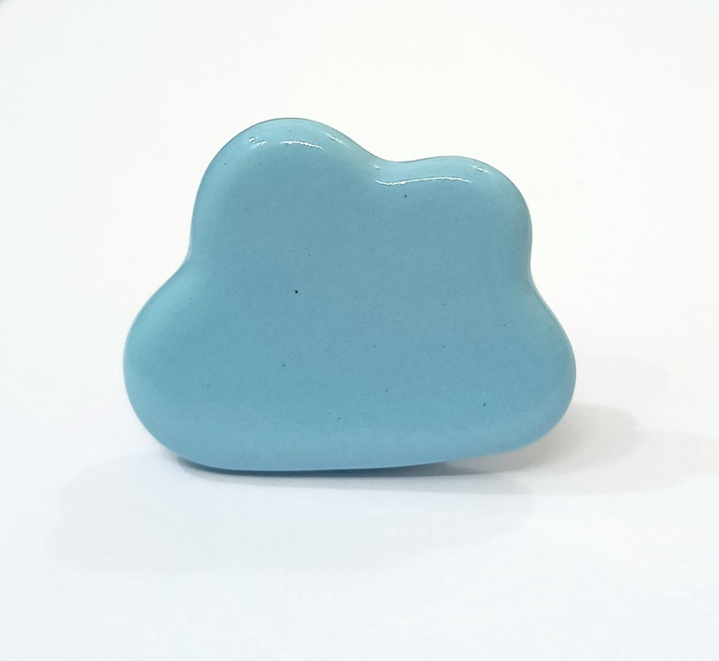 Puede incluir: Un pomo de cer&aacute;mica en forma de nube de color azul claro.