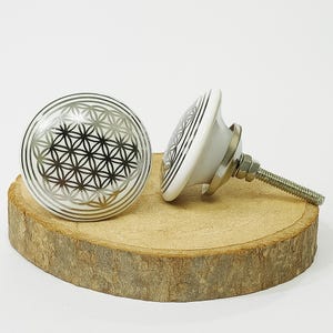 Pomo de cerámica blanca para gabinete con diseño de flor de la vida dorada