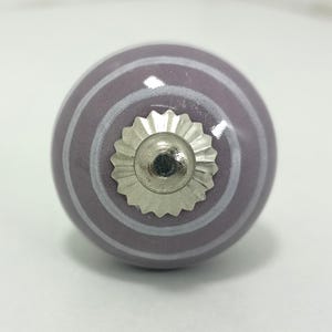 Rustieke muurhaak – paarse keramische knoppen – decoratie hal boerderij – tassen- en jashaken afbeelding 13