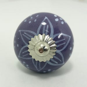 Rustieke muurhaak – paarse keramische knoppen – decoratie hal boerderij – tassen- en jashaken afbeelding 6