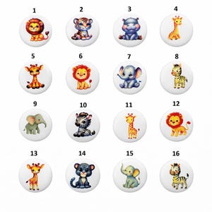 Puede incluir: Una colección de dieciséis botones redondos blancos, cada uno con una ilustración de acuarela de un lindo animal de safari. Los animales incluyen un león, un tigre, un hipopótamo, una jirafa, una cebra y un elefante.