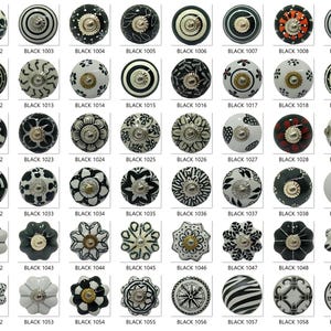 Può includere: Una collezione di pomelli decorativi per mobili in vari design. I pomelli sono principalmente neri e bianchi, con motivi floreali, geometrici e astratti. Ogni pomello è etichettato con "BLACK" e un numero.
