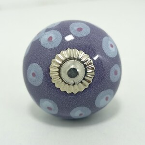 Rustieke muurhaak – paarse keramische knoppen – decoratie hal boerderij – tassen- en jashaken afbeelding 3