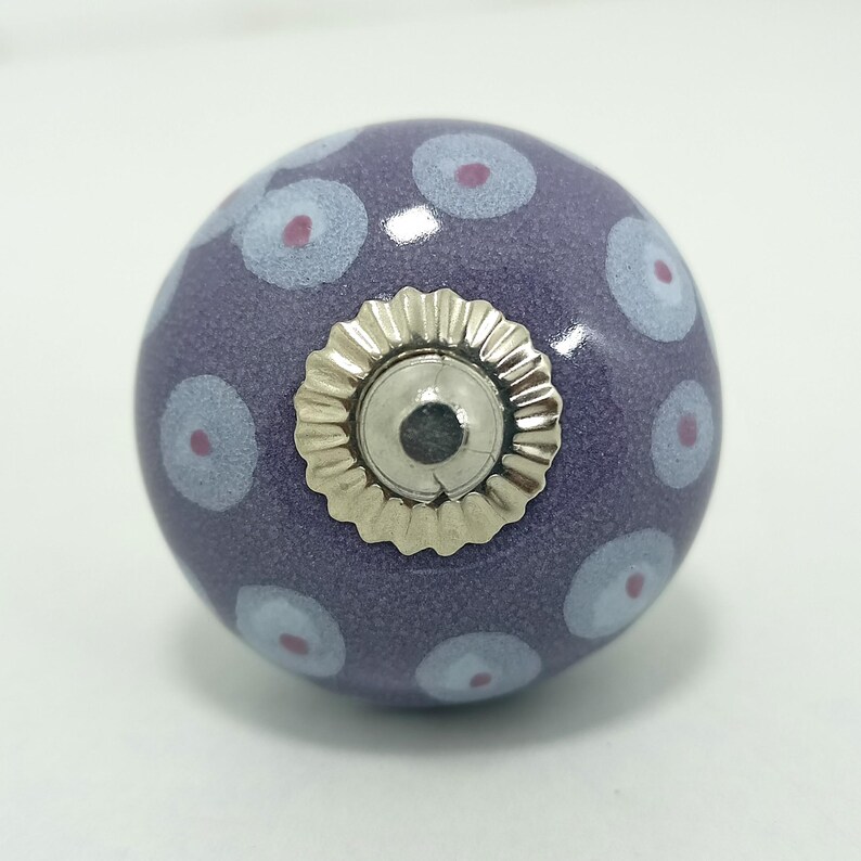 Rustieke muurhaak – paarse keramische knoppen – decoratie hal boerderij – tassen- en jashaken afbeelding 3