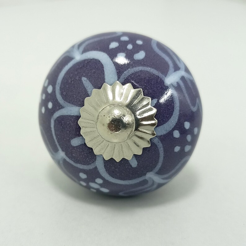 Rustieke muurhaak – paarse keramische knoppen – decoratie hal boerderij – tassen- en jashaken afbeelding 5