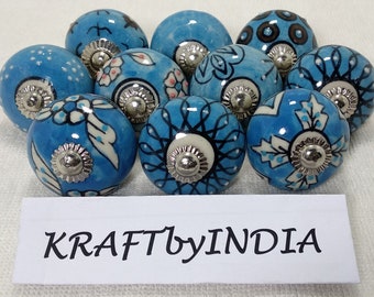 Niebieskie, ręcznie malowane ceramiczne gałki, tłoczone okucia meblowe