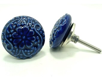 Niebieska ceramiczna gałka do szafki – ręcznie malowane, zabytkowe okucia