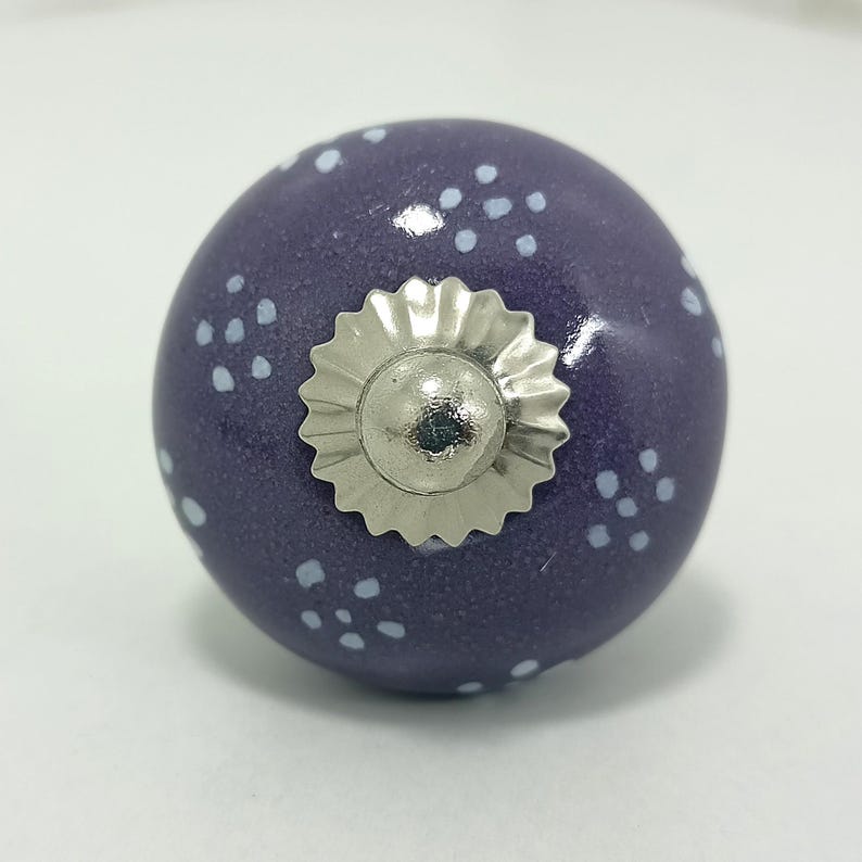 Rustieke muurhaak – paarse keramische knoppen – decoratie hal boerderij – tassen- en jashaken afbeelding 11