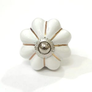 Ręcznie malowana biała ceramiczna gałka, uchwyt do szuflady w złotym pasku