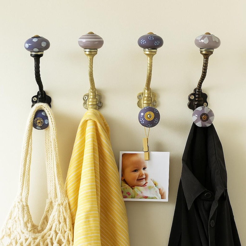 Rustieke muurhaak – paarse keramische knoppen – decoratie hal boerderij – tassen- en jashaken afbeelding 1