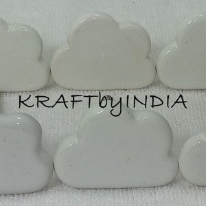 Peut inclure: Dix poign&eacute;es de tiroir en forme de nuage en c&eacute;ramique blanche avec des vis argent&eacute;es.