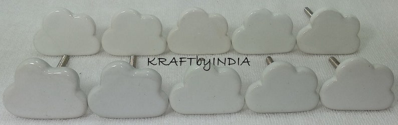 Peut inclure: Dix poign&eacute;es de tiroir en forme de nuage en c&eacute;ramique blanche avec des vis argent&eacute;es.