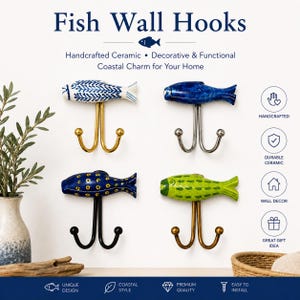 Könnte beinhalten: Vier Wandhaken aus Keramik in Fischform mit doppelten Metallhaken. Der Haken oben links ist weiß mit blauem Muster, oben rechts einfarbig blau, unten links blau mit gelben Punkten und unten rechts grün mit einem Schuppenmuster versehen.