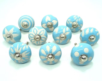 Puxadores de gaveta em cerâmica azul-celeste com decoração floral pintada à mão.