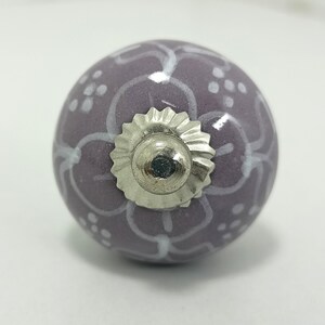 Rustieke muurhaak – paarse keramische knoppen – decoratie hal boerderij – tassen- en jashaken afbeelding 14