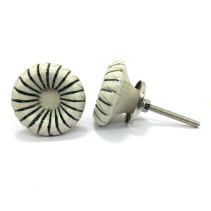 Puxador de gaveta em cerâmica pintada à mão, ferragens em creme e preto.