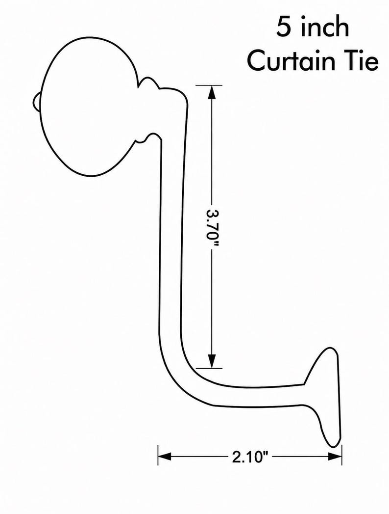 Puede incluir: Un dibujo lineal en blanco y negro de un amarre de cortina. El amarre de cortina mide 12,7 cm de largo y 5,3 cm de ancho. El texto "5 inch Curtain Tie" est&aacute; encima del dibujo.