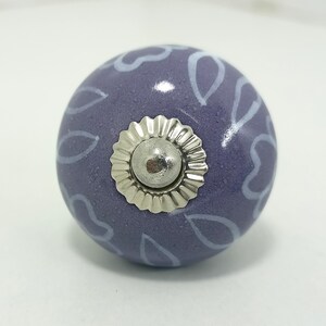 Rustieke muurhaak – paarse keramische knoppen – decoratie hal boerderij – tassen- en jashaken afbeelding 8