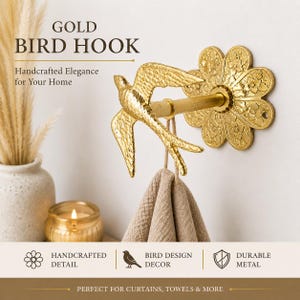 Op de afbeelding: Een goudkleurige vogelhaak met een decoratieve bloemenbasis. De haak is ontworpen in de vorm van een vogel met uitgespreide vleugels. De tekst op de afbeelding luidt "GOLD BIRD HOOK" en "Handcrafted Elegance for Your Home."