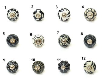 Puxadores de cerâmica pretos e brancos para armários de cozinha.