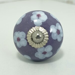 Rustieke muurhaak – paarse keramische knoppen – decoratie hal boerderij – tassen- en jashaken afbeelding 9