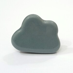 Puede incluir: Un pomo de cer&aacute;mica de color azul claro con forma de nube.