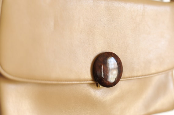 Vintage Tan Purse With Tortoise Shell Clip - image 5