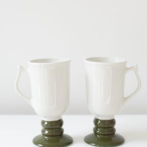Coppia di tazze da caffè con piedistallo Vintage Hall: ceramica color crema e verde oliva