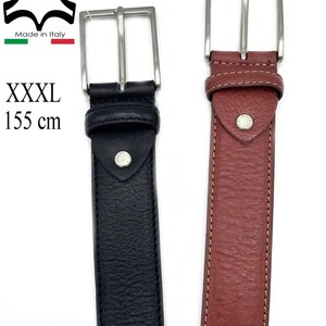 Può includere: Due cinture in pelle, una nera e una rosso-marrone, con fibbie rettangolari color argento. La cintura nera ha una borchia argentata, e la cintura rosso-marrone ha una borchia argentata. Le cinture sono taglia XXXL e misurano 155 cm.