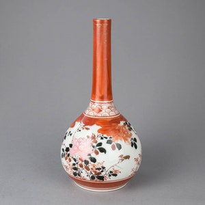 Elegant Japanese Kutani soliflore vase, hand-painted peony and sparrow decoration, Meiji/ Taisho era