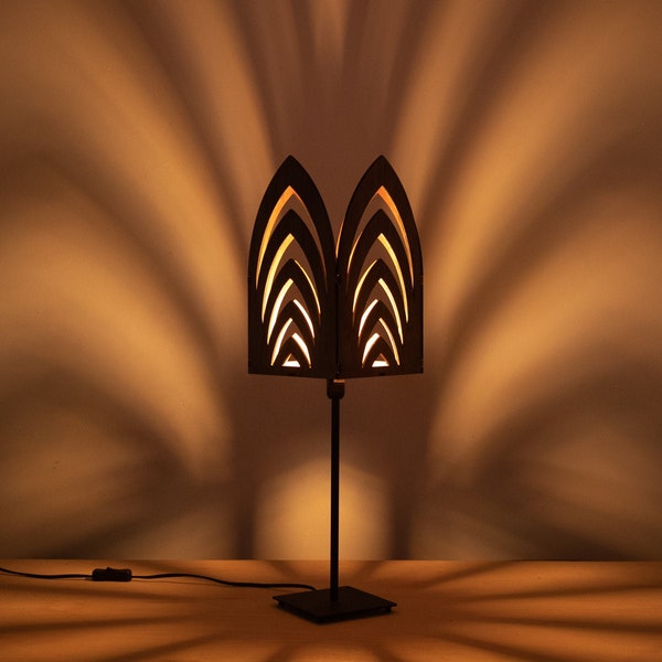 Lampe à poser en bois découpé. Lampe de table. Luminaire design. Made in France. Fabrication artisanale.