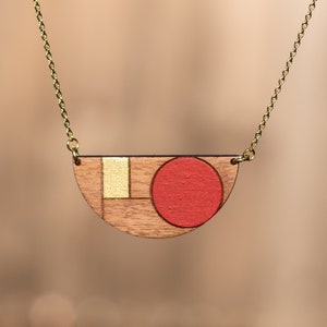 ALMA Collana in legno placcato oro dipinta a mano rosso e oro. Omaggio al Bauhaus. Noce massello francese. Creazione originale. immagine 1