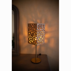 CORAIL - Graphic table lamp in cut wood. French artisanal manufacture