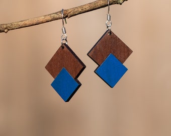 LYRA - Boucles d’oreilles géométriques en bois peints, noyer massif français. Création originale & fabrication artisanale