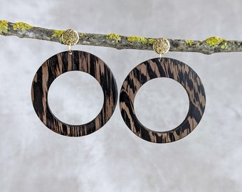 Boucles d’oreilles minimaliste et géométrique  en Wengé massif. Création originale & fabrication artisanale - modèle OKNA