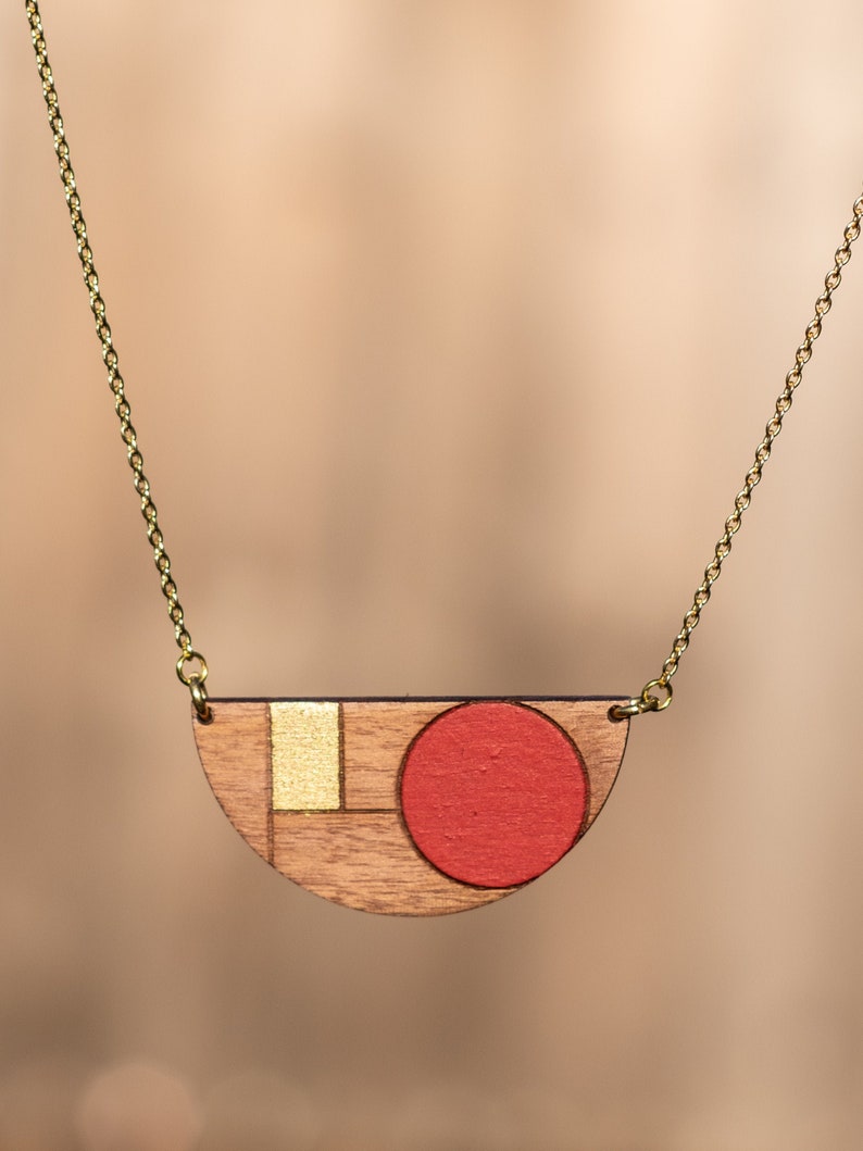 ALMA Collana in legno placcato oro dipinta a mano rosso e oro. Omaggio al Bauhaus. Noce massello francese. Creazione originale. immagine 1