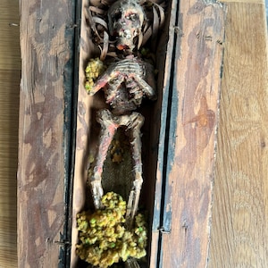 非常に珍しい、17世紀初頭から18世紀初頭にかけて作られた骸骨入りのミニチュア棺