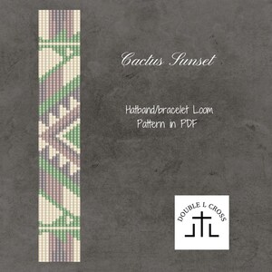 Peut inclure: Un motif de métier à tisser pour un bracelet ou un bandeau avec un motif géométrique dans les tons de vert, rose et blanc. Le motif s'appelle "Cactus Sunset" et est disponible en téléchargement PDF. L'image comprend également le logo "Double L Gross" avec une croix stylisée.