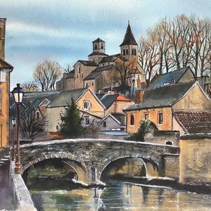 Può includere: Dipinto ad acquerello di un villaggio europeo con un ponte di pietra su un fiume. Edifici con pareti arancioni e beige e tetti scuri sono raggruppati. Una chiesa con un alto campanile è sullo sfondo.